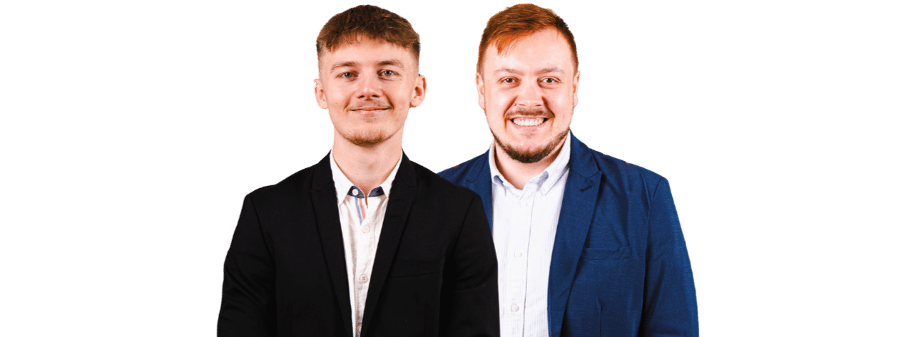 To smilende mænd i jakkesæt