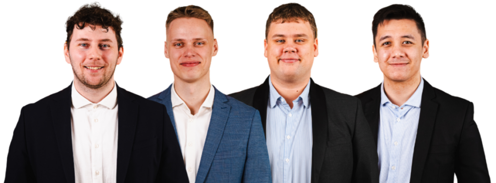 Fire mænd i jakkesæt smiler mod kameraet.