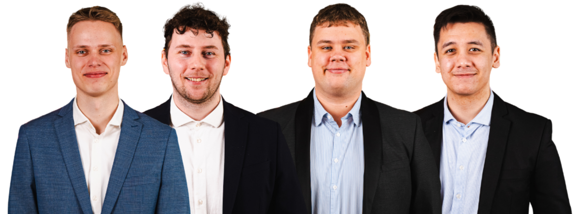 Fire mænd i jakkesæt står sammen.