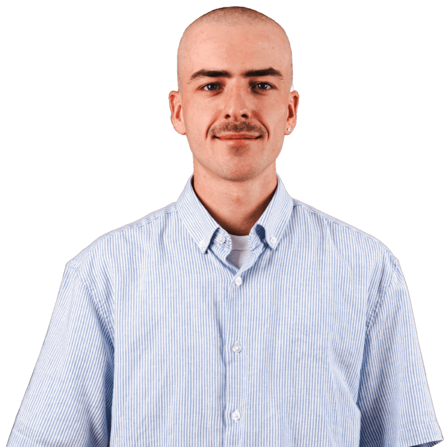 Mand i stribet skjorte smiler til kameraet