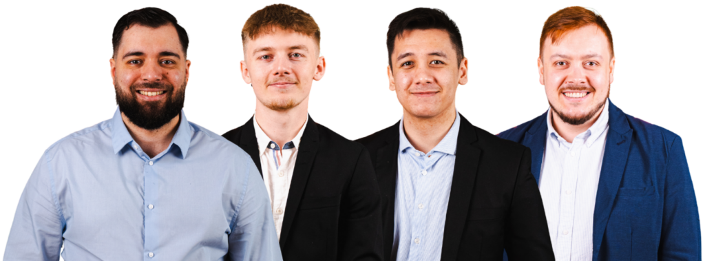 Fire mænd iført jakkesæt smiler til kameraet.