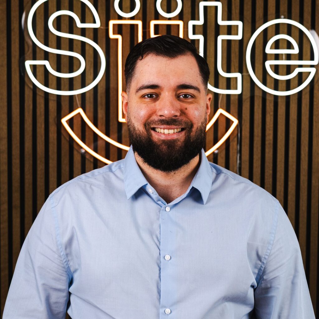 Mand foran skilt med lysende bogstaver