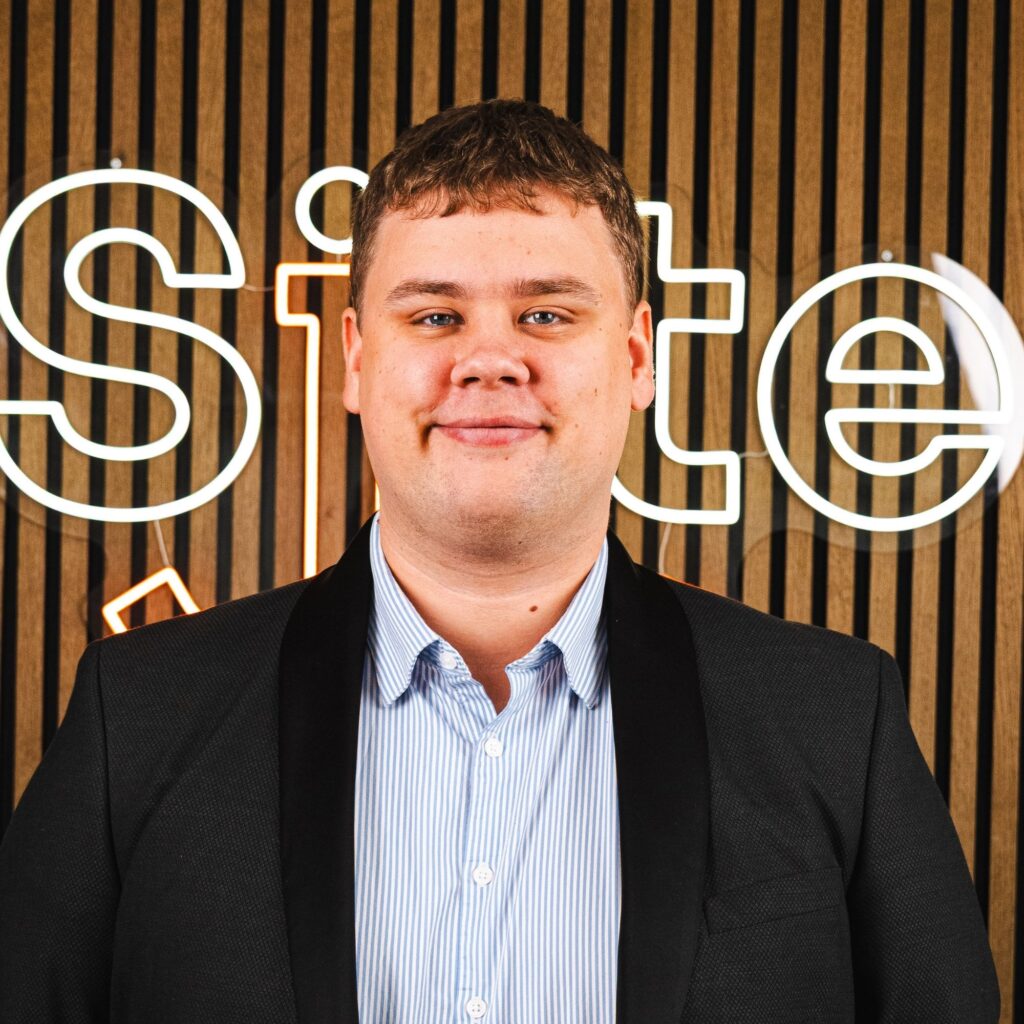 Mand foran neonskilt med striber baggrund