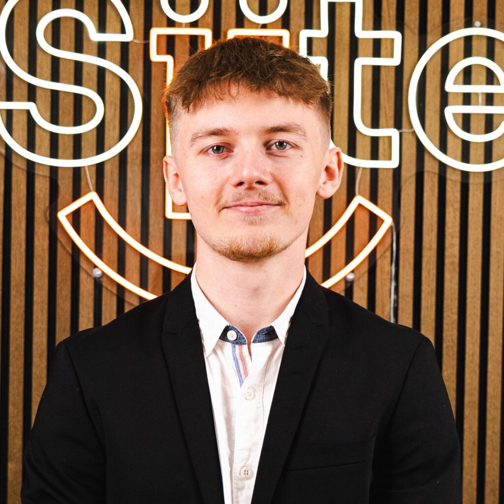 Mand foran dekorativ baggrund med lys