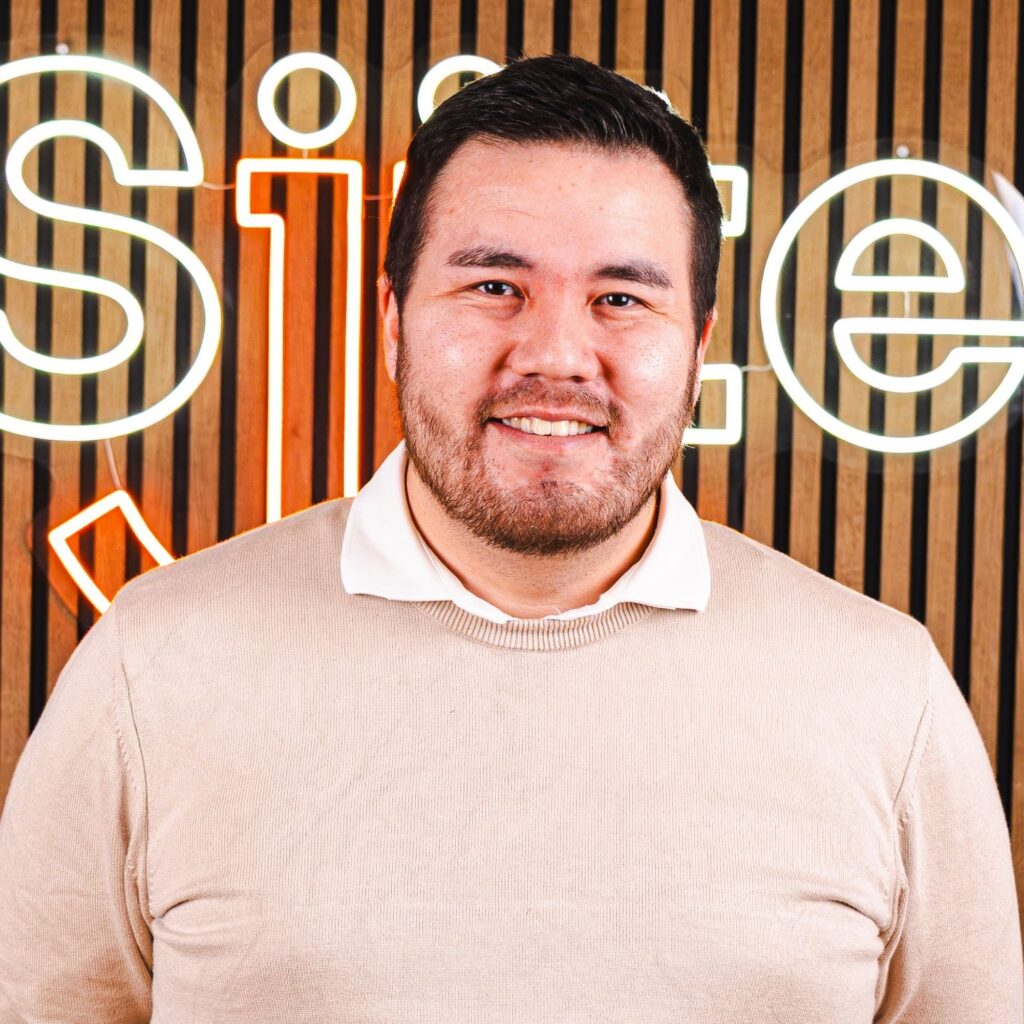 Mand foran neon skilte