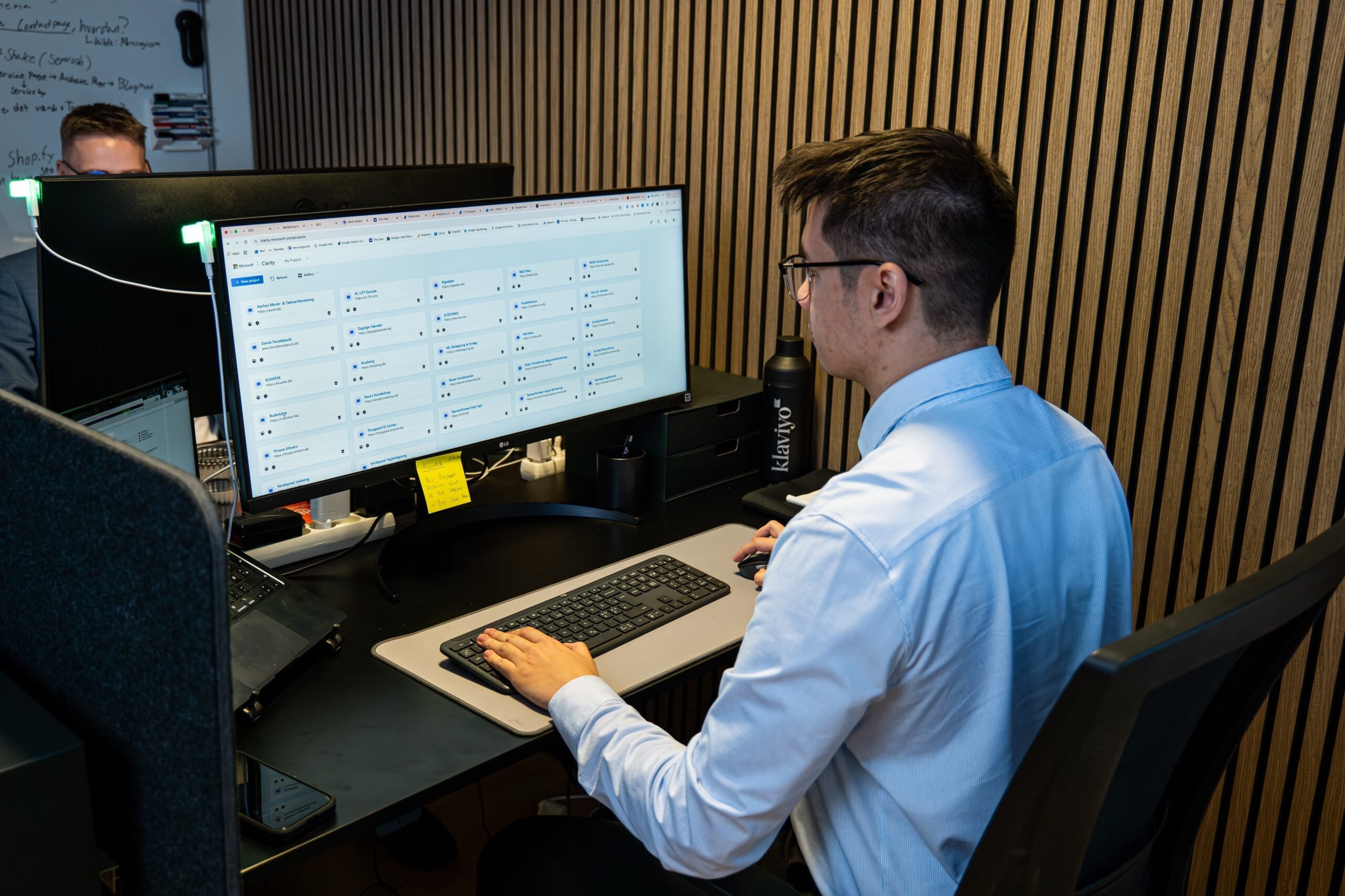 Mand arbejder ved computer på kontor