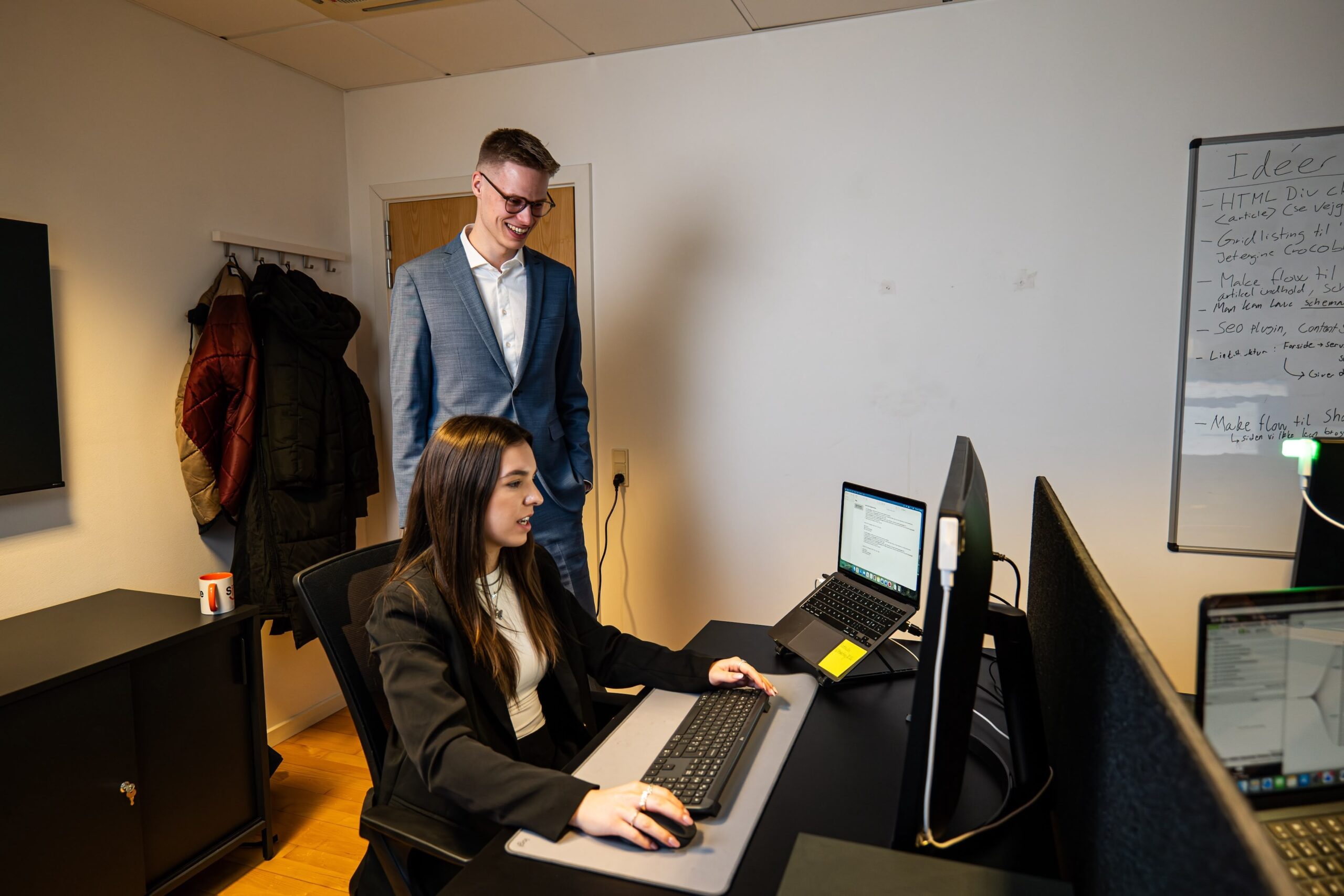 To personer arbejder på kontor