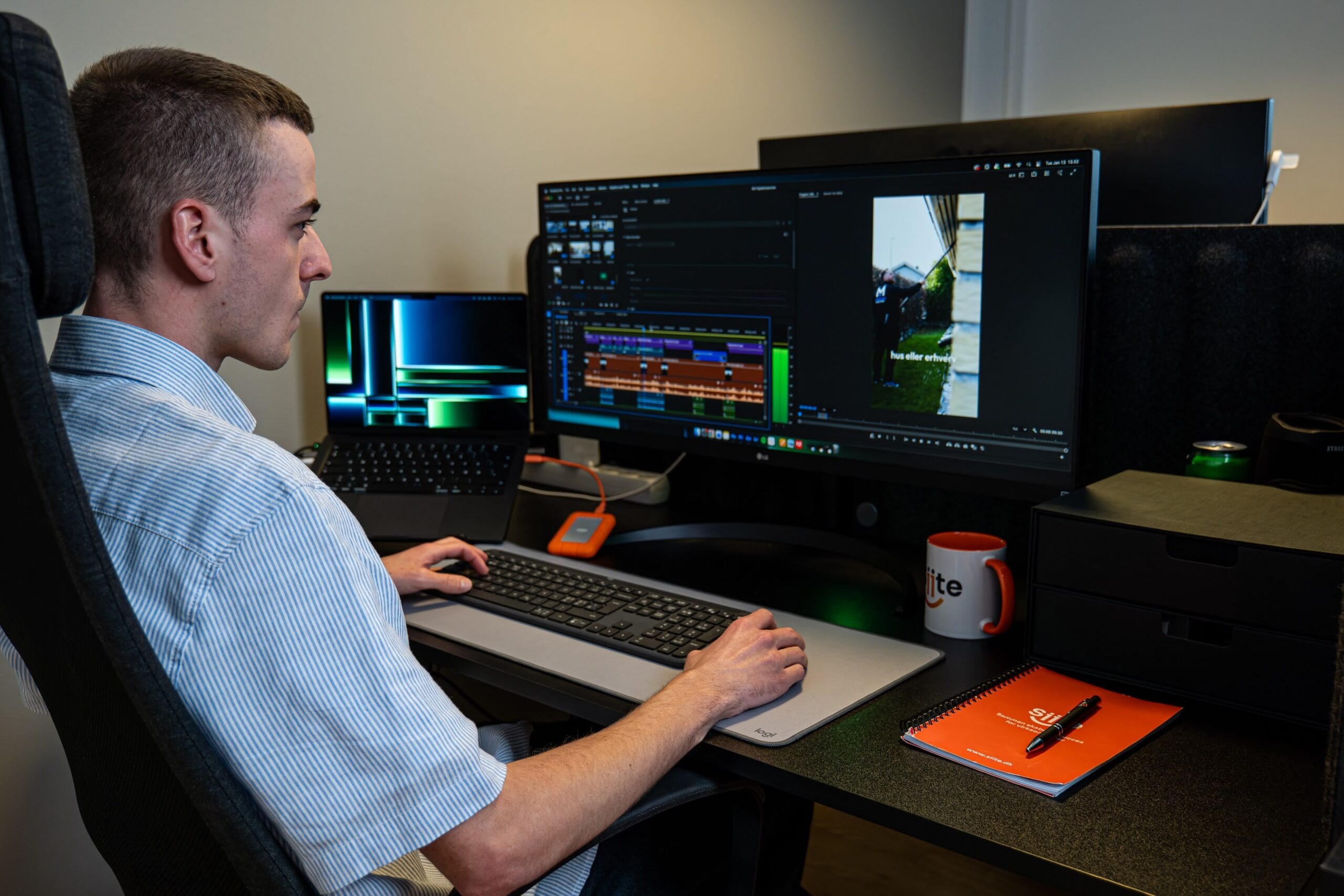 Mand redigerer video på computer